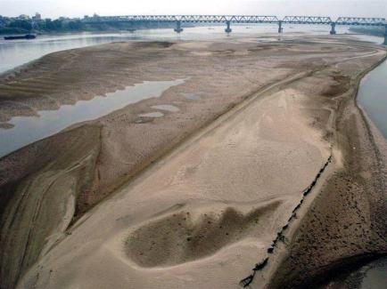 Sông Hồng cạn trơ đáy trong mùa khô. Ảnh: Tuổi Trẻ